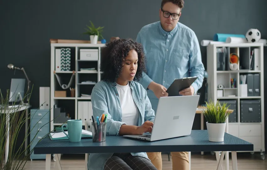 Una de las habilidades más útiles es el dominio de los programas de oficina. Foto: Pexels