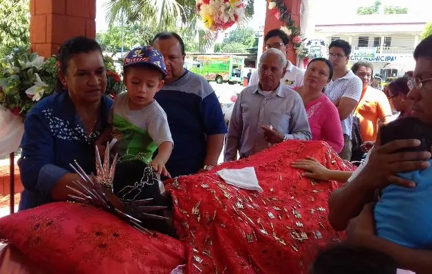  Muchos sacan fortaleza en el camino para acudir y agradecer por los milagros recibidos.   / Foto Mayra Madrid