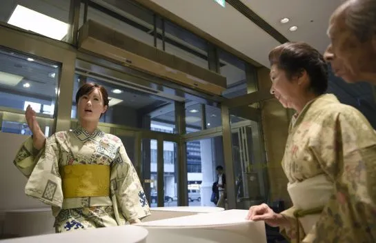 El androide con apariencia de mujer llamado Aiko Chihira da la bienvenida a los clientes de los grandes almacenes Mitsukoshi en Japón. Foto/EFE