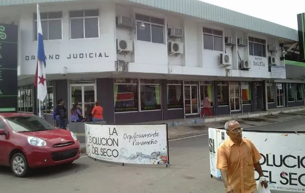 Conductores molestos por cierres de   calles  en patronales de  Santiago 