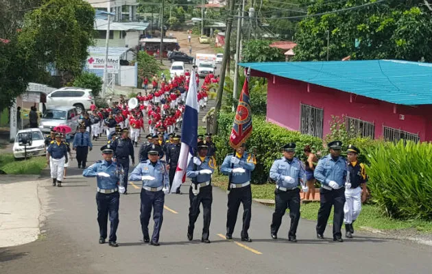 La gente les aplaudía mientras recorrían las calles de Arraiján cabecera.  /  Foto: Raimundo Rivera