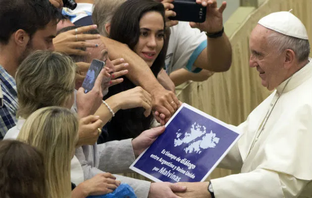 No trascendió cómo el cartel llegó a las manos de Francisco. Foto/ AP