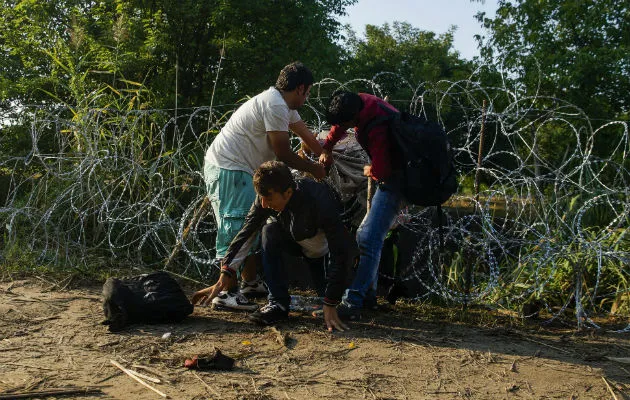 Pasan la alambrada en la frontera entre Hungría y Serbia. Foto/ EFE