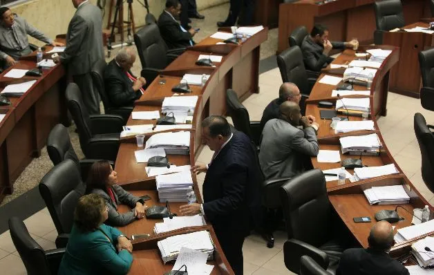 La   modificación, en vez de corregir el supuesto problema, estaría dando más beneficios a los diputados.  /  Víctor Arosemena