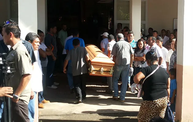 Llegada de los cuerpos a la iglesia. Foto: José Manuel Adames