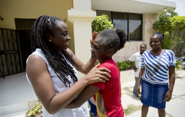 Encuentro entre Mariette Williams y su madre. Foto/ AP