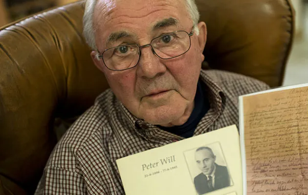 Joop Will muestra una foto de su padre. Foto/ AP