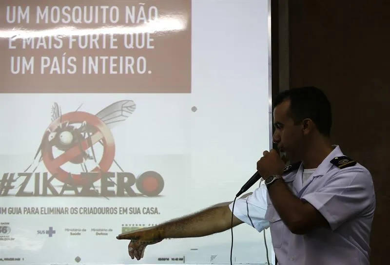 Un oficial de la armada brasileña crea conciencia. Foto: EFE
