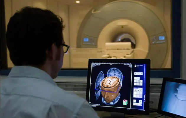 Sebastian Rieger, físico de resonancia magnética, hace una demostración de la nueva 3 Tesla MRI en un laboratorio. Foto: EFE