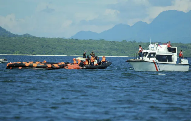 Miembros del servicio de rescate indonesio buscan supervivientes. Foto: EFE