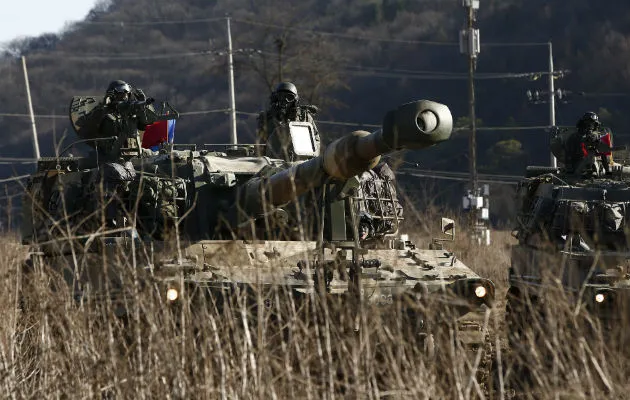 Soldados surcoreanos en las maniobras conjuntas cerca de la zona desmilitarizada en Paju, en la provincia de Gyeunggi en Corea del Sur.  EFE