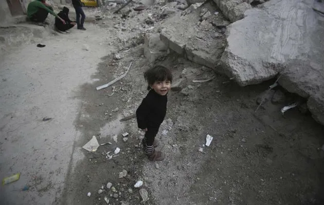 Un niño junto a un edificio destruido en el barrio de Tishreen, en Damasco (Siria), el pasado mes de febrero. EFE