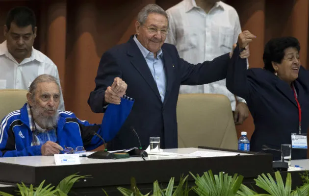 Fidel Castro (izq) y el presidente de Cuba Raúl Castro. Foto/ AP