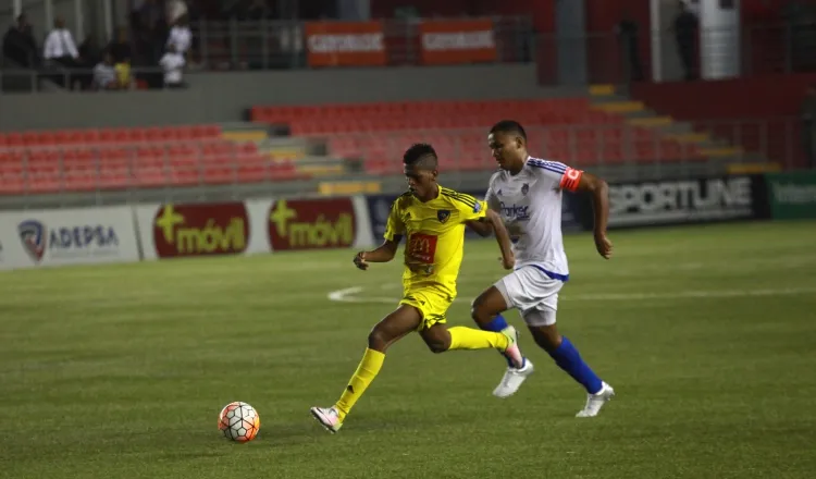Josué Flores (izq.) fue el autor del primer tanto para el Chorrillo FC, en el encuentro de anoche ante el Atlético Nacional. /Foto Anayansi Gamez