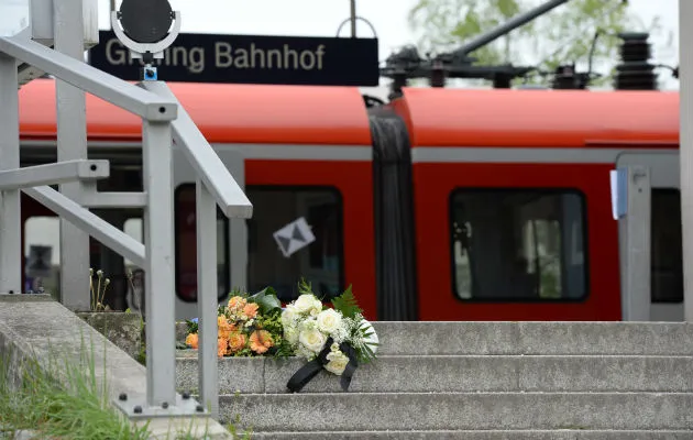  Flores han sido colocadas en la estación de Grafing cerca de Múnich. Foto/ EFE