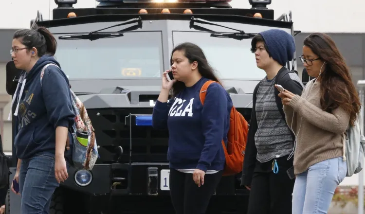 Los estudiantes del centro fueron desalojados y reubicados en uno de los edificios del recinto. /Foto AP
