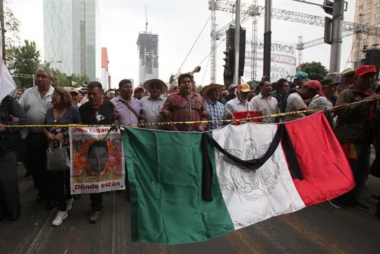 Miles de simpatizantes y familiares de los jóvenes desaparecidos en Ayotzinapa marcharon hoy en Ciudad de México, para recordar los 21 meses de la desaparición de los 43 estudiantes de Ayotzinapa. Foto: EFE