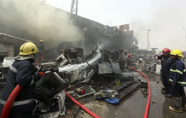 Los bomberos iraquíes tratan de extinguir el fuego. Foto/ EFE