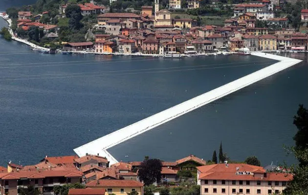 Vista general del proyecto "The Floating Piers" sobre el lago de Iseo. Foto/ EFE