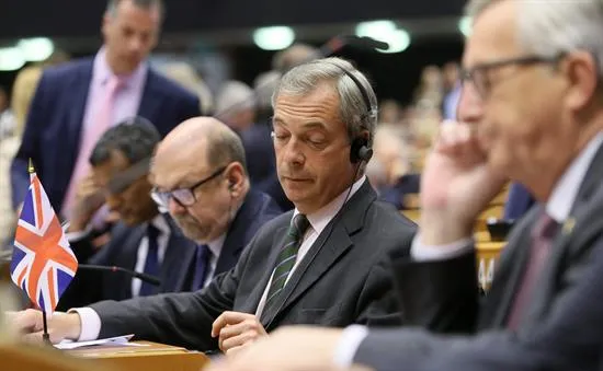 El líder del Partido de la Independencia de Reino Unido (UKIP), Nigel Farage (c), al inicio de una sesión plenaria extraordinaria del Parlamento Europeo (PE) sobre las consecuencias del referéndum británico y proceso de divorcio entre el Reino Unido y la Unión Europea (UE), en Bruselas. Foto: EFE