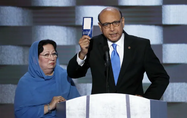  Khizr Khan y su esposa. Foto/ AP