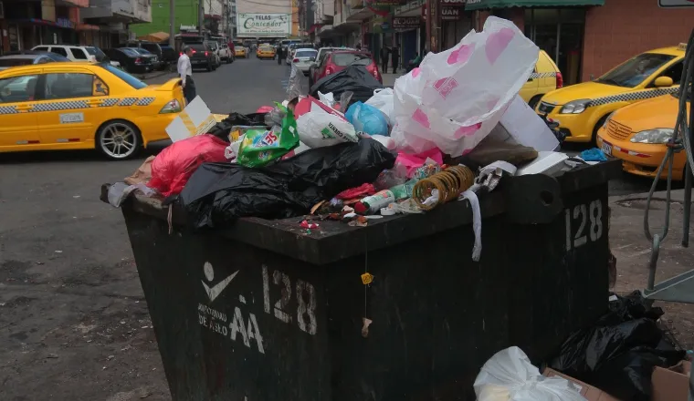 La recolección de la basura sigue siendo ineficiente. /Foto Víctor Arosemena