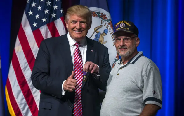 Donald Trump recibe de manos de Louis Dorfman, el Corazón Púrpura. FOTO:EFE 