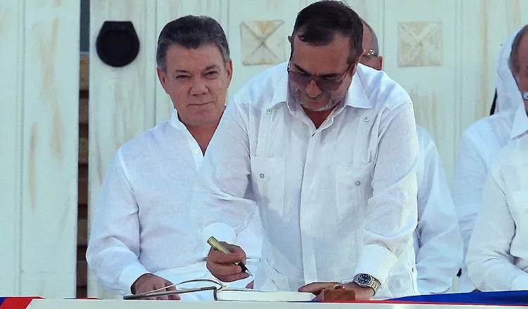 El máximo líder de las Farc, Rodrigo Londoño Echeverri alias "Timochenko" firma el acuerdo de paz. /Foto EFE