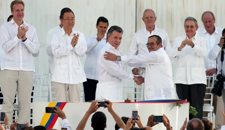 Un abrazo fraterno entre Juan Manuel Santos y "Timochenko". /Foto EFE
