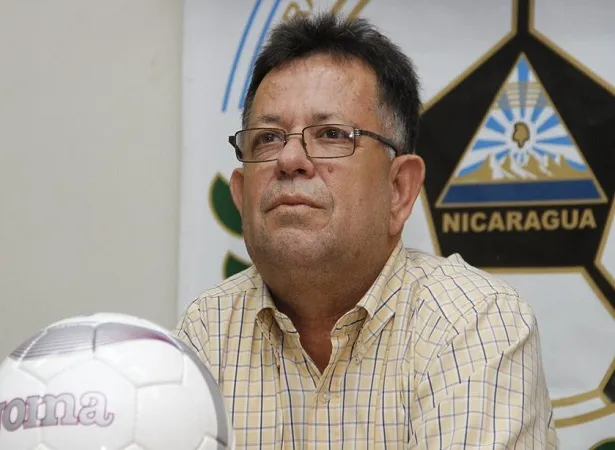  Jacinto Reyes en una  reunión.