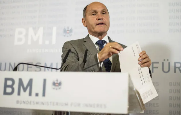El ministro del Interior de Austria, Wolfgang Sobotka, anuncia en Viena el aplazamiento de la repetición de las elecciones presidenciales. Foto: EFE