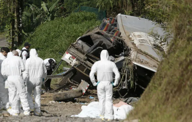 Forenses examinan la zona del accidente. Foto/ AP