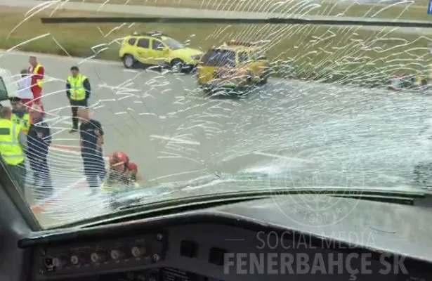 Así quedó el parabrisas del avión./ Foto Cortesía