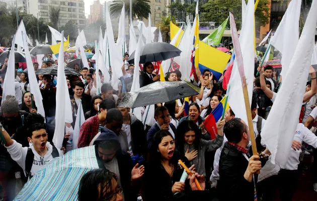 Universitarios marchan en apoyo al "Sí". Foto/ EFE