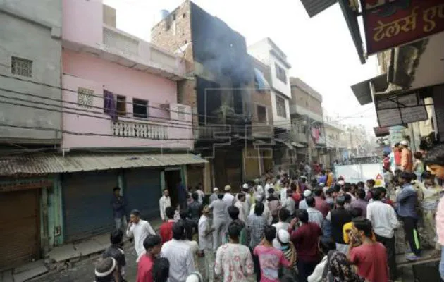 Curiosos congregados en el lugar tras el incendio. /EFE