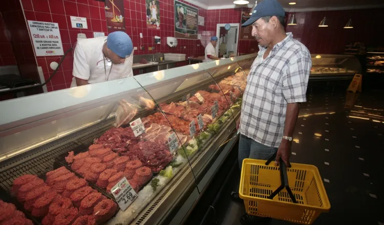 Los consumidores son los más afectados en cuanto a los precios ofertados en el mercado. /Foto Archivo