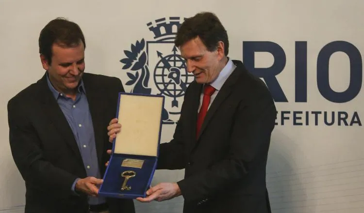 Marcelo Crivella, nuevo alcalde, junto al saliente, Eduardo Páez, en acto público de la entrega de la llave. EFE