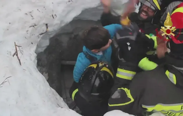 Rescate de un niño. Foto/ EFE