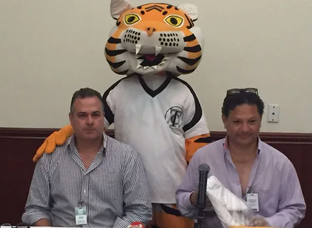 Picota en el momento de su firma./ Foto Cortesía