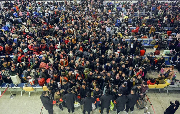 Viajeros en la estación de ferrocarril de Beijing. Foto/ AP  