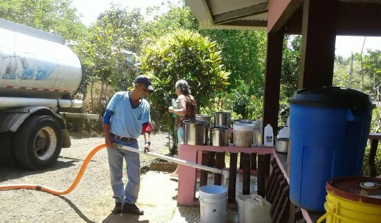 Suministro de agua con camión cisterna en el corregimiento de Las Lomas, en David.  José Vásquez 