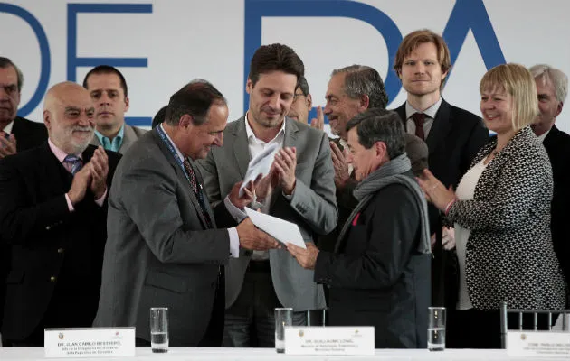 Juan Camilo Restrepo estrecha la mano del negociador del  ELN, Pablo Beltrán. FOTO/EFE