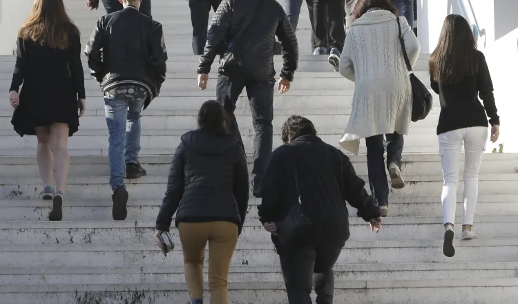 Estudiantes y maestros retornar a clases. /Foto AP