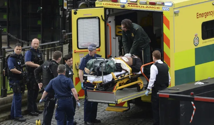Los servicios de emergencia atienden a los heridos del ataque en el puente de Westminster. /Foto AP