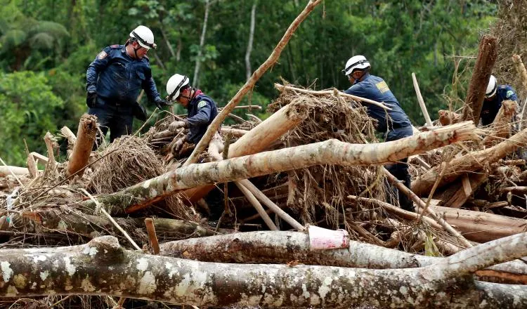 Bomberos siguen en los operativos de búsqueda y rescate en Mocoa. /Foto EFE