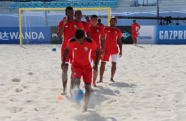 Los panameños en el National Beach Soccer Arena en Bahamas./ Foto Cortesía