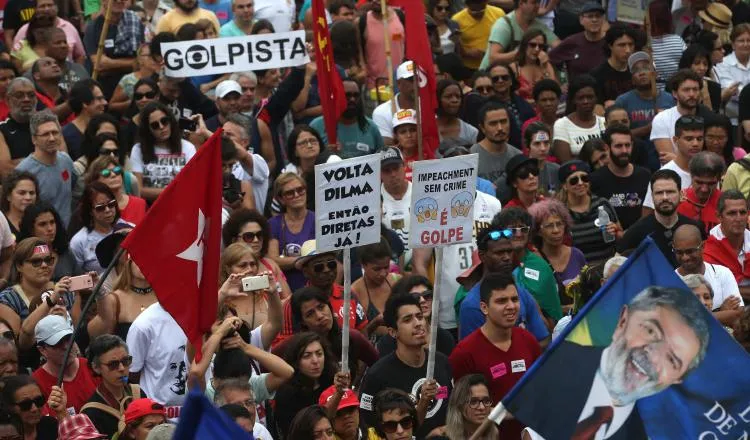 Cientos de personas participan en una manifestación en contra del presidente brasileño Michel Temer. /Foto EFE