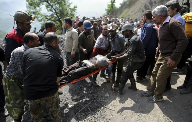 Trasladan a un herido. Foto/ AP