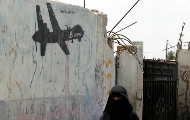 Mujer yemenita en un área de conflicto. 