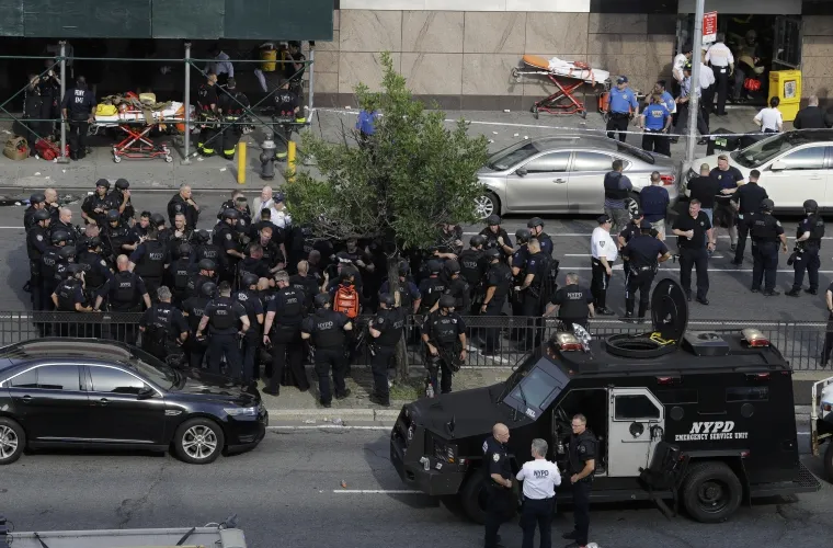 La policía revisó piso por piso el Bronx Lebanon Hospital. AP